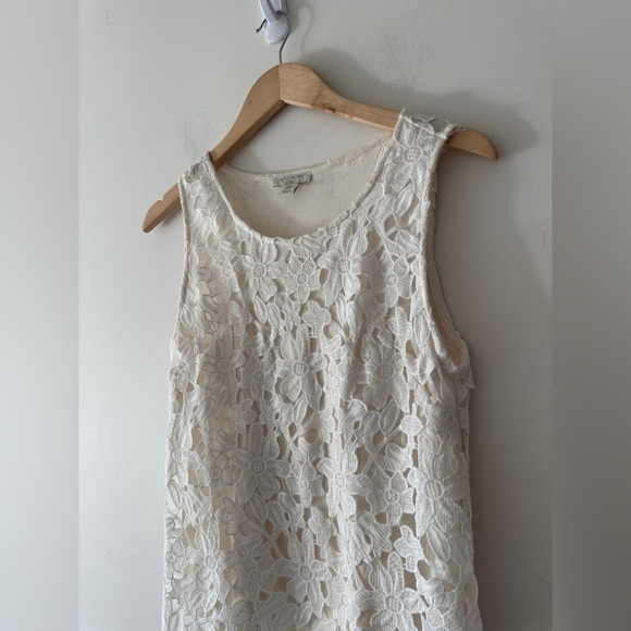 Saint Tropez White Floral Lace Sleeveless Blouse - Picture 2 of 4